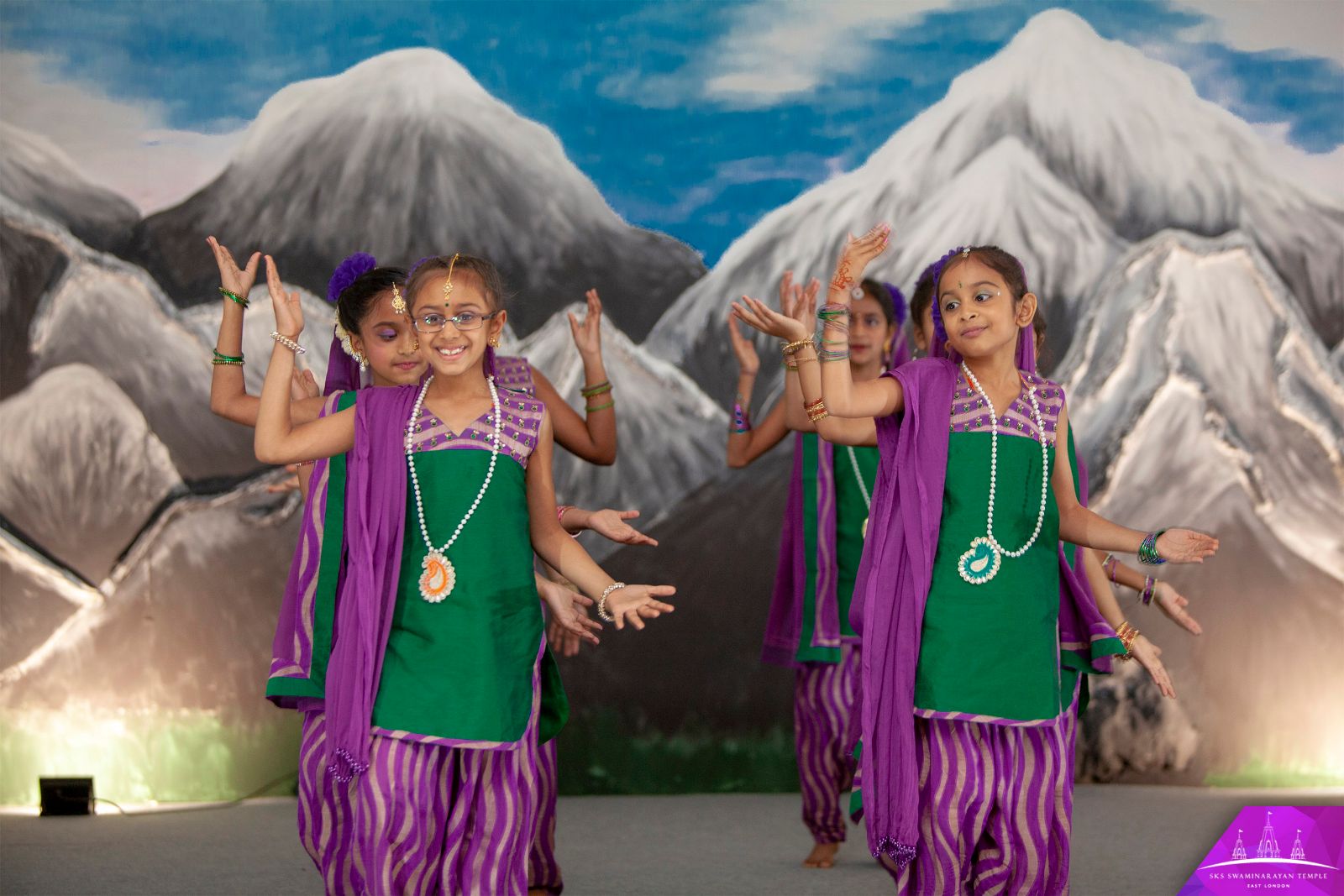 ©1987-2017 SKS Swaminarayan Temple East London